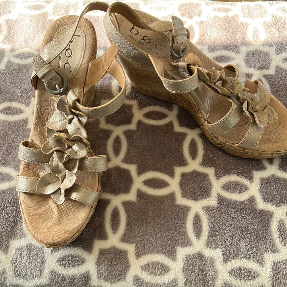 BOC Women’s size 7 gold leather flower wedges